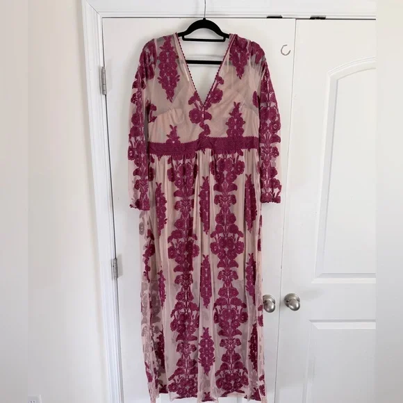 Lace appliqué maroon maxi dress - Picture 1 of 5